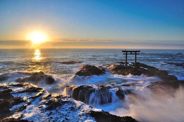 Ngoài ra, Ibaraki còn nổi tiếng với cổng Torii nằm trên bãi đá giữa biển, trước đền Oarai Isosaki. Khi thủy triều lên, nước tràn qua bãi đá, cổng thần đạo như nằm giữa biển cả mênh mông. Đây cũng là nơi đón bình minh và hoàng hôn nổi tiếng bậc nhất ở Nhật Bản. Ngoài ra, Ibaraki còn nổi tiếng với cổng Torii nằm trên bãi đá giữa biển, trước đền Oarai Isosaki. Khi thủy triều lên, nước tràn qua bãi đá, cổng thần đạo như nằm giữa biển cả mênh mông. Đây cũng là nơi đón bình minh và hoàng hôn nổi tiếng bậc nhất ở Nhật Bản.