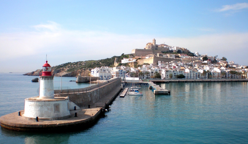 Cách bờ biển Valencia khoảng 79 km, Ibiza thuộc quần đảo Baleares, một cộng đồng tự trị của Tây Ban Nha có diện tích tương đối nhỏ, nhưng lại là hòn đảo du lịch nổi tiếng với bờ biển đẹp, các quán bar, tiệc tùng thâu đêm suốt sáng. Ibiza từng được giới EDM (nhạc điện tử) nhắc đến trong bài hát "I took a pill in Ibiza" như một điểm ăn chơi trác táng. Cách bờ biển Valencia khoảng 79 km, Ibiza thuộc quần đảo Baleares, một cộng đồng tự trị của Tây Ban Nha có diện tích tương đối nhỏ, nhưng lại là hòn đảo du lịch nổi tiếng với bờ biển đẹp, các quán bar, tiệc tùng thâu đêm suốt sáng. Ibiza từng được giới EDM (nhạc điện tử) nhắc đến trong bài hát "I took a pill in Ibiza" như một điểm ăn chơi trác táng.