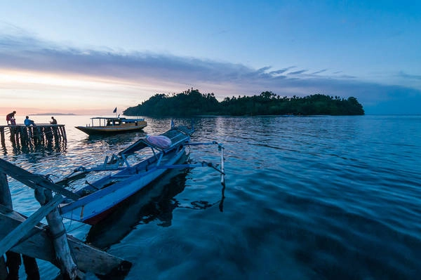 Quần đảo Togian Nằm trên vịnh Tomini, tỉnh Trung Sulawesi, 56 hòn đảo trong quần đảo Torgian nổi tiếng với những khu rừng và bãi biển đẹp. Tuy nhiên, hành trình đến với quần đảo khá vất vả, du khách sẽ mất 3 ngày di chuyển bằng xe buýt và phà từ thị xã Tana Toraja, nhưng thành quả của chuyến đi sẽ hoàn toàn xứng đáng. Tới đây, mọi người thường thích đi lặn biển, hoặc tới hồ Sứa để bơi lội với hàng ngàn con sứa mà không lo bị đốt, tham quan đảo núi lửa Una-Una. Quần đảo Togian Nằm trên vịnh Tomini, tỉnh Trung Sulawesi, 56 hòn đảo trong quần đảo Torgian nổi tiếng với những khu rừng và bãi biển đẹp. Tuy nhiên, hành trình đến với quần đảo khá vất vả, du khách sẽ mất 3 ngày di chuyển bằng xe buýt và phà từ thị xã Tana Toraja, nhưng thành quả của chuyến đi sẽ hoàn toàn xứng đáng. Tới đây, mọi người thường thích đi lặn biển, hoặc tới hồ Sứa để bơi lội với hàng ngàn con sứa mà không lo bị đốt, tham quan đảo núi lửa Una-Una.