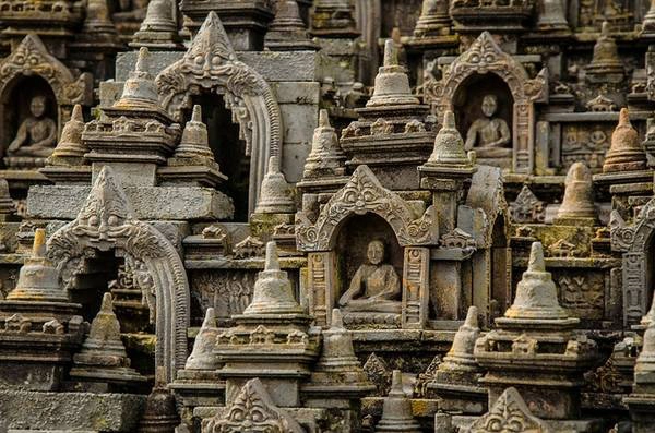 Đảo Java Khu đền Borobudur hơn 1.200 tuổi mới được phát hiện vào thế kỷ 19, là di tích Phật giáo lớn nhất thế giới, cùng với quần thể đền Hindu giáo Prambanan, đều nằm ở miền trung Java. Đây cũng là một trong những địa điểm đáng ghé thăm dành cho du khách. Đảo Java Khu đền Borobudur hơn 1.200 tuổi mới được phát hiện vào thế kỷ 19, là di tích Phật giáo lớn nhất thế giới, cùng với quần thể đền Hindu giáo Prambanan, đều nằm ở miền trung Java. Đây cũng là một trong những địa điểm đáng ghé thăm dành cho du khách.