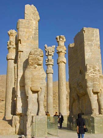 Du khách tham quan phế tích Persepolis - Ảnh: wp