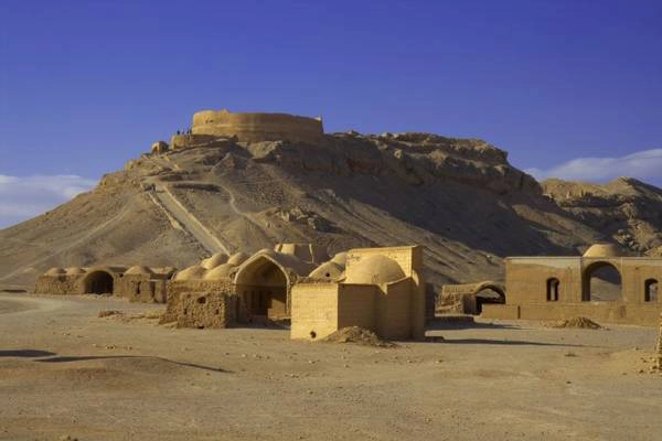 Khu vực tháp yên nghỉ Zoroastrian ở ngoại vi Yazd - Ảnh: wp