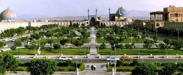 Quảng trường Imam Khomeini được xây dựng từ 400 năm trước tại trung tâm thành phố Isfahan - Ảnh: bikooch