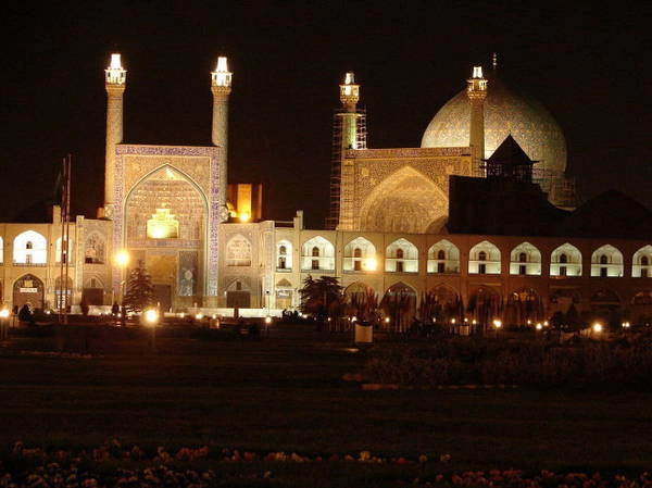 Đền thờ Sheikh Loftollah ở Isfahan lung linh trong đêm - Ảnh: wiki