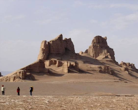 Du khách tham quan Kalut City ở sa mạc Dasht-e Loot, đông nam Iran - Ảnh: allempires
