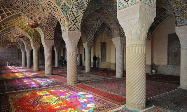 Phòng cầu nguyện ở đền thờ Nasir-ol-Molk tại thành phố Shiraz - Ảnh: wp