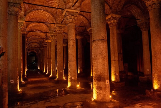 Thành phố Istanbul có vô số cung điện dưới nước nhưng Basilica Cistern có quy mô lớn hơn cả. Cả cung điện dài 140 m, rộng 70 m, 336 cột đá theo phong cách Corinthian cao 9 m để chống đỡ mái vòm bằng gạch khổng lồ.  Cung điện dưới nước được xây dựng vào năm 542, lượng nước lưu trữ của cung điện đạt tới 100.000 tấn, có thể cung cấp nước dùng cho cả thành phố trong vòng 1 tháng.