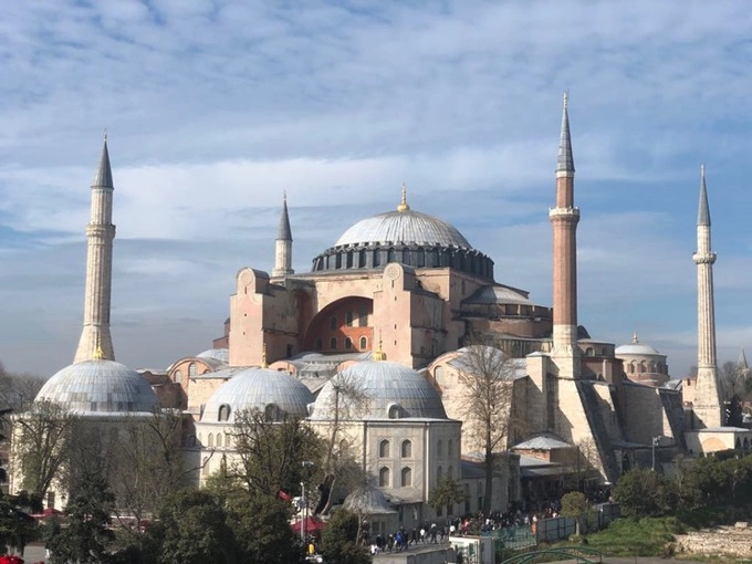 Nhà thờ Hồi giáo Sultan Ahmed thường được gọi với cái tên Nhà thờ Xanh (Blue Mosque), được xây dựng vào năm 1616. Hơn 20.000 viên gạch men màu xanh với hơn 50 mẫu thiết kế hoa tulip khác nhau đã đem đến khác biệt cho nhà thờ Hồi giáo này. Nơi đây chỉ cách ga xe điện Sultanahmet và ga tàu điện ngầm một quãng ngắn đi bộ.