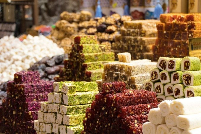 Turkish Delight là món quà ngọt ngào đầy màu sắc du khách nên thử khi đến Thổ Nhĩ Kỳ. Người Thổ vốn chuộng ngọt nên sản xuất rất nhiều loại lokum dẻo với các vị, cách chế biến khác nhau. Màu sắc đa dạng và cả loại có nhân, chẳng hạn đậu phộng, hạt dẻ, hạnh nhân… Khi mua món quà ngọt ngào này, bạn hãy "dũng cảm" trả giá thật thấp và kiên nhẫn lên dần để mua được nhiều hơn mà không lo hớ.