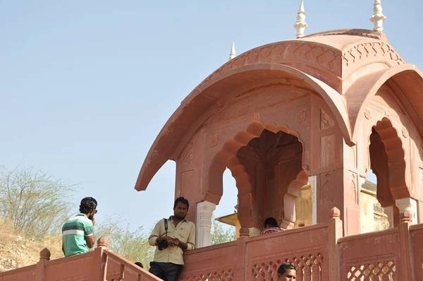 Theo đó, người cai trị Jaipur, Raja Jawai Singh, đã lấy màu hồng làm chủ đạo trong các buổi hoà đàm ngoại giao với Anh, ngay trước thềm chuyến thăm của hoàng tử. Khi ấy, những người theo hầu hoàng tử có biệt danh “những chú khỉ mặt hồng”. Raja Jawai Singh nghĩ rằng nếu phủ màu sắc này lên toàn bộ thành phố thì hoàng gia Anh sẽ hiểu được tình cảm chân thành và hiếu khách của Jaipur. Theo đó, người cai trị Jaipur, Raja Jawai Singh, đã lấy màu hồng làm chủ đạo trong các buổi hoà đàm ngoại giao với Anh, ngay trước thềm chuyến thăm của hoàng tử. Khi ấy, những người theo hầu hoàng tử có biệt danh “những chú khỉ mặt hồng”. Raja Jawai Singh nghĩ rằng nếu phủ màu sắc này lên toàn bộ thành phố thì hoàng gia Anh sẽ hiểu được tình cảm chân thành và hiếu khách của Jaipur.
