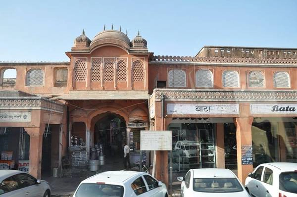 Nằm ở phía bắc Ấn Độ, thủ phủ bang Rajasthan - một trong những bang lớn nhất cả nước, Jaipur được mệnh danh “thành phố hồng” nhờ phong cách xây dựng không lẫn với bất kỳ nơi nào khác. Không chỉ khoác lên mình màu hồng bắt mắt, thành phố Jaipur (Ấn Độ) còn nổi tiếng với hàng loạt di sản văn hoá như pháo đài, cung điện cùng những công trình mang phong cách hoàng gia. Nằm ở phía bắc Ấn Độ, thủ phủ bang Rajasthan - một trong những bang lớn nhất cả nước, Jaipur được mệnh danh “thành phố hồng” nhờ phong cách xây dựng không lẫn với bất kỳ nơi nào khác. Không chỉ khoác lên mình màu hồng bắt mắt, thành phố Jaipur (Ấn Độ) còn nổi tiếng với hàng loạt di sản văn hoá như pháo đài, cung điện cùng những công trình mang phong cách hoàng gia.