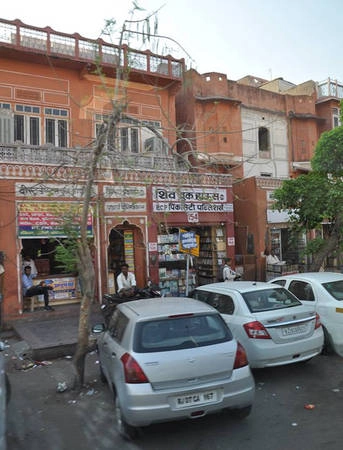 Đến với Jaipur, du khách cảm nhận được hơi thở xưa cũ với lối kiến trúc của một đô thị buôn bán, bao quanh bởi những tường thành cao cùng hàng loạt cửa hàng xây bằng đá hoa cương hồng. Đến với Jaipur, du khách cảm nhận được hơi thở xưa cũ với lối kiến trúc của một đô thị buôn bán, bao quanh bởi những tường thành cao cùng hàng loạt cửa hàng xây bằng đá hoa cương hồng.