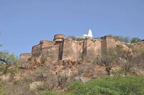 Người dân Jaipur luôn tự hào về những di sản văn hoá của thành phố, trong đó phải kể đến các pháo đài và cung điện. Nổi bật nhất là pháo đài Amber (Amber Fort) với hoạ tiết pha lê tinh xảo. Xung quanh nó còn có hai pháo đài khác là Nahargart và Jaigard, tạo thành hệ thống tường thành bao phủ khắp ngọn núi. Người dân Jaipur luôn tự hào về những di sản văn hoá của thành phố, trong đó phải kể đến các pháo đài và cung điện. Nổi bật nhất là pháo đài Amber (Amber Fort) với hoạ tiết pha lê tinh xảo. Xung quanh nó còn có hai pháo đài khác là Nahargart và Jaigard, tạo thành hệ thống tường thành bao phủ khắp ngọn núi.