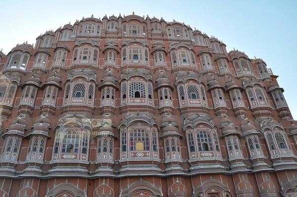 Hành trình khám phá Jaipur bắt đầu từ Thành phố cổ (Old City), nơi có thể ngắm nhìn di sản thành phố với rất nhiều đền đài và cửa hàng thủ công mỹ nghệ. Từ đây, du khách không thể bỏ qua Palace of the Winds (Cung điện của gió), một công trình kiến trúc đặc biệt với gần 1000 ô cửa sổ. Cung điện một thời là hậu cung của vua chúa và giờ là biểu tượng của người dân địa phương. Hành trình khám phá Jaipur bắt đầu từ Thành phố cổ (Old City), nơi có thể ngắm nhìn di sản thành phố với rất nhiều đền đài và cửa hàng thủ công mỹ nghệ. Từ đây, du khách không thể bỏ qua Palace of the Winds (Cung điện của gió), một công trình kiến trúc đặc biệt với gần 1000 ô cửa sổ. Cung điện một thời là hậu cung của vua chúa và giờ là biểu tượng của người dân địa phương.