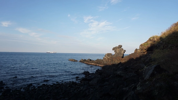 Ngoài thần đảo Harubang, Jeju còn có biểu tượng tâm linh gắn với rặng đá đầu rồng Yongduam. Theo truyền thuyết, một con đang cố gắng bay lên trời thì bị hóa đá và nằm lại bên bờ biển của đảo Jeju. Ngoài thần đảo Harubang, Jeju còn có biểu tượng tâm linh gắn với rặng đá đầu rồng Yongduam. Theo truyền thuyết, một con đang cố gắng bay lên trời thì bị hóa đá và nằm lại bên bờ biển của đảo Jeju.