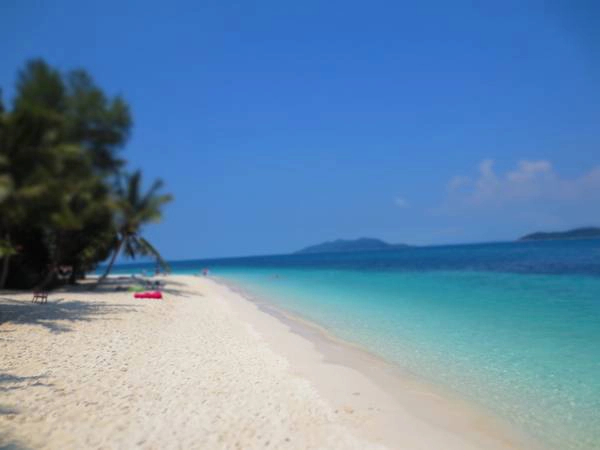 Bãi biển trên đảo Pulau Rawa