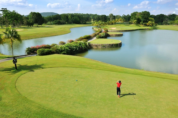 Du lịch golf  Johor có hàng chục sân golf có thể tổ chức các giải đấu. Một vài sân golf đã trở thành những khu du lịch với tiện nghi đầy đủ, có cả nơi vui chơi giải trí và tắm hơi. Golf thủ sẽ thích thú với các sân golf đa dạng từ 9 lỗ đến 54 lỗ đẳng cấp nhất tại Johor.