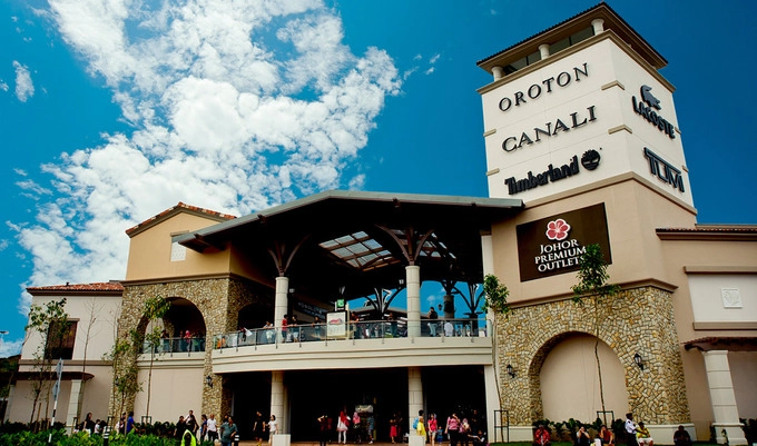 Johor Premium Outlet Thiên đường mua sắm hàng hiệu giá bình dân cũng là tiếng vang của Johor nhờ các trung tâm như Johor Premium Outlet. Đây là cơ sở bán đồ outlet (hàng tồn kho, giảm giá) cao cấp đầu tiên ở Đông Nam Á. Ở đây có hơn 130 thương hiệu với các cửa hàng được sắp xếp trong khuôn viên có diện tích hơn 16.000 m2. Theo đại diện bang Johor, không chỉ khách Trung Quốc, Đông Nam Á mà rất nhiều khách Singapore cũng chọn Johor để mua sắm bởi đa dạng sản phẩm và giá cả hợp lý.