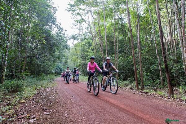 Tổng chiều dài quãng đường chúng tôi sẽ đi qua chừng 25 km, vừa là đường sỏi, vừa là đường mòn trong rừng sâu. Đoạn đầu tương đối dễ chịu.