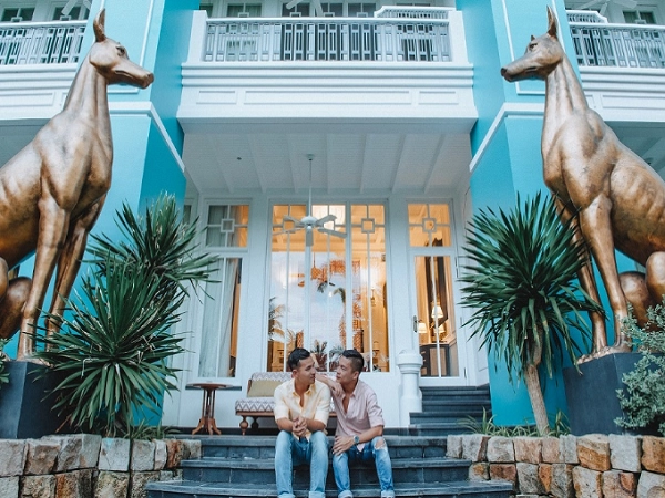 Cùng với các dịch vụ nghỉ dưỡng tiêu chuẩn quốc tế, JW Marriott Phu Quoc Emerald Bay dù mới khai trương cuối năm 2016 nhanh chóng trở thành điểm đến đặc biệt yêu thích của người nổi tiếng, giới showbiz, doanh nhân. Cùng với các dịch vụ nghỉ dưỡng tiêu chuẩn quốc tế, JW Marriott Phu Quoc Emerald Bay dù mới khai trương cuối năm 2016 nhanh chóng trở thành điểm đến đặc biệt yêu thích của người nổi tiếng, giới showbiz, doanh nhân.