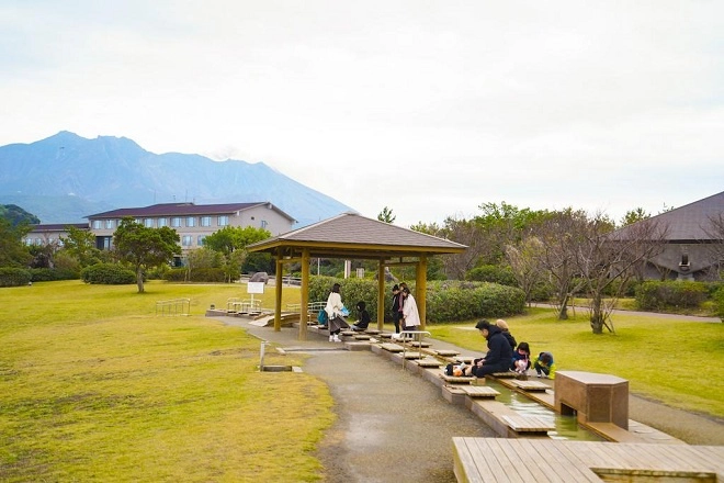 Du khách đến thăm Sakurajima sẽ được thư giãn miễn phí với bồn nước nóng ngâm chân trong Công viên dung nham Nagisa Sakurajima. Đây cũng là bồn nước nóng ngâm chân lớn nhất Nhật Bản với tổng chiều dài 100m. Du khách vừa ngâm chân vừa ngắm núi lửa Sakurajima kề bên.