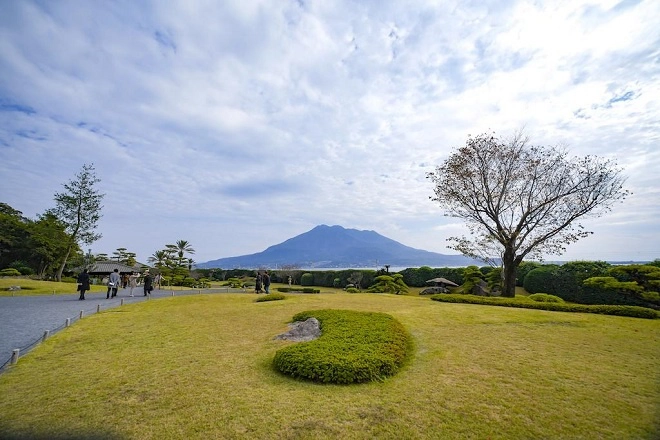 Vườn Senganen là nơi ngắm Sakurajima từ xa đẹp nhất. Vườn được xây dựng từ năm 1658 với nhiều công trình kiến trúc đặc trưng của Nhật Bản. Đây cũng là nơi chứa đựng di tích lò phản xạ, một trong ba điểm di sản ở tỉnh Kagoshima trong tổng số 23 điểm của Cải cách Công nghiệp Minh Trị tại Nhật Bản: Sắt thép, Đóng tàu và Khai mỏ đã được UNESCO công nhận là Di sản văn hoá thế giới vào năm 2015.