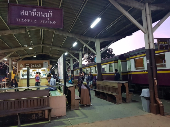 Tàu hỏa khởi hành từ ga Thon Buri đến Kanchanaburi