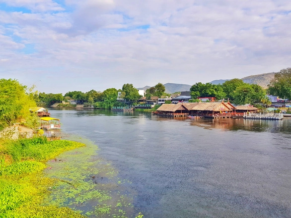 Nhà cửa thôn quê thưa thớt và mang lại cảm giác bình yên