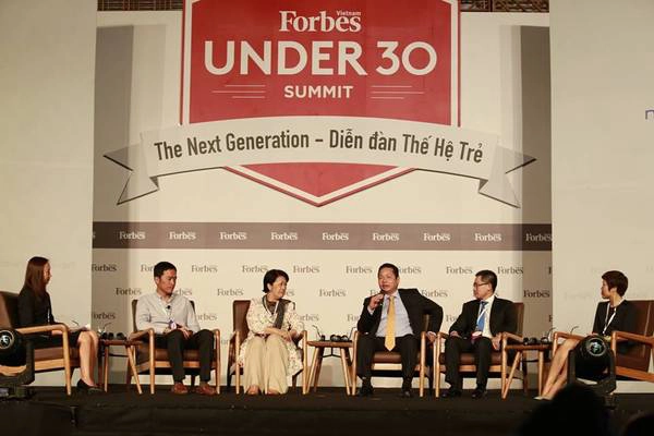 Từ trái qua: Bà Nguyễn Lan Anh - Thư ký tòa soạn Forbes Vietnam, Ông Lê Hồng Minh, sáng lập kiêm chủ tịch tập đoàn VNG, Bà Tôn Nữ Thị Ninh, cựu đại sứ Việt Nam tại châu Âu, Ông Trương Gia Bình, sáng lập kiêm chủ tịch tập đoàn FPT, Ông Phạm Hồng Hải, CEO HSBC Vietnam và bà Đỗ Thị Thúy Hằng, CEO iVIVU.com trong một phiên thảo luận.