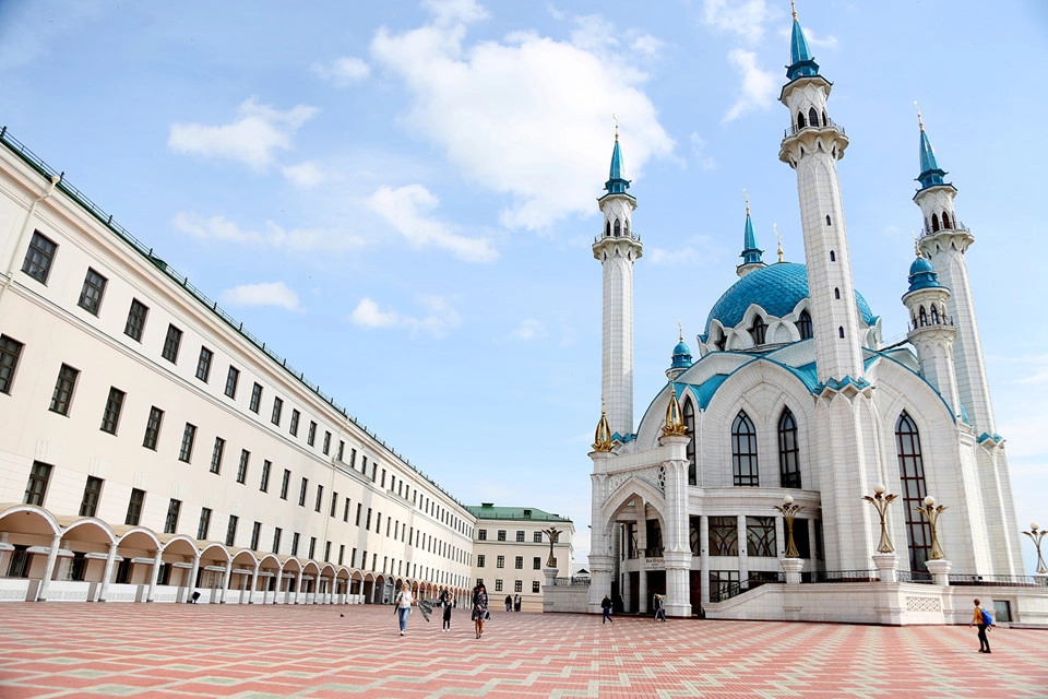 Kazan cũng là nơi giao nhau của hai nền văn hóa Á - Âu, được mệnh danh là "Istanbul bên sông Volga" với các công trình mang đậm dấu ấn văn hóa Hồi giáo. Kul Sharif - nhà thờ Hồi giáo có mái vòm màu xanh ngọc nổi bật, nằm trong Kremlin Kazan - biểu tượng của thành phố - được UNESCO công nhận là di sản văn hóa thế giới, gồm 3 khu: Nhà thờ Hồi giáo, tòa nhà hành chính và đài tưởng niệm. Nơi đây chứa cả kho tàng sách cổ và là nơi thờ phụng đạo Hồi lớn nhất châu Âu. Kazan cũng là nơi giao nhau của hai nền văn hóa Á - Âu, được mệnh danh là "Istanbul bên sông Volga" với các công trình mang đậm dấu ấn văn hóa Hồi giáo. Kul Sharif - nhà thờ Hồi giáo có mái vòm màu xanh ngọc nổi bật, nằm trong Kremlin Kazan - biểu tượng của thành phố - được UNESCO công nhận là di sản văn hóa thế giới, gồm 3 khu: Nhà thờ Hồi giáo, tòa nhà hành chính và đài tưởng niệm. Nơi đây chứa cả kho tàng sách cổ và là nơi thờ phụng đạo Hồi lớn nhất châu Âu.
