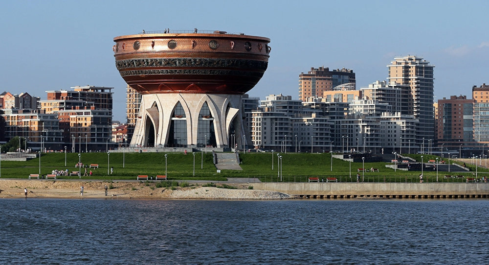 Theo truyền thuyết, tên của thành phố Kazan có nghĩa là "vạc dầu", nên Trung tâm Gia đình bên sông Kazaka trông như một chiếc nồi lớn, tượng trưng cho sự phong phú và khả năng sinh sản. Chỉ mới được xây dựng vào năm 2013, "chiếc nồi" này là nơi đăng ký kết hôn của các cặp vợ chồng mới cưới còn tầng 8 của trung tâm ở độ cao 32 m là nơi lý tưởng nhất để ngắm toàn cảnh thành phố, từ cảnh đêm lung linh ở cung điện Kremlin Kazan đến cảnh hoàng hôn tuyệt đẹp trên sông êm đềm. Theo truyền thuyết, tên của thành phố Kazan có nghĩa là "vạc dầu", nên Trung tâm Gia đình bên sông Kazaka trông như một chiếc nồi lớn, tượng trưng cho sự phong phú và khả năng sinh sản. Chỉ mới được xây dựng vào năm 2013, "chiếc nồi" này là nơi đăng ký kết hôn của các cặp vợ chồng mới cưới còn tầng 8 của trung tâm ở độ cao 32 m là nơi lý tưởng nhất để ngắm toàn cảnh thành phố, từ cảnh đêm lung linh ở cung điện Kremlin Kazan đến cảnh hoàng hôn tuyệt đẹp trên sông êm đềm.