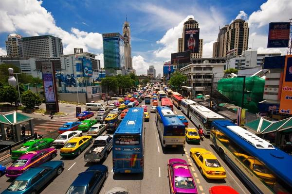 Phương tiện giao thông đa dạng trên đường phố Bangkok. Ảnh: cheapvacationholiday.com Phương tiện giao thông đa dạng trên đường phố Bangkok. Ảnh: cheapvacationholiday.com