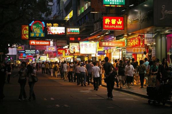 Ngày 1: Khám phá Kowloon: Là một trong những biểu tượng về du lịch của Hong Kong, Kowloon là nơi đầu tiên bạn nên đến. Nếu đến đây vào buổi tối, hãy rảo bước từ con đường được thắp đèn rực rỡ Nathan ở Tsim Sha Tsui đến khu vực bến cảng Clock Tower. Ảnh: wikimedia. Ngày 1: Khám phá Kowloon: Là một trong những biểu tượng về du lịch của Hong Kong, Kowloon là nơi đầu tiên bạn nên đến. Nếu đến đây vào buổi tối, hãy rảo bước từ con đường được thắp đèn rực rỡ Nathan ở Tsim Sha Tsui đến khu vực bến cảng Clock Tower. Ảnh: wikimedia.