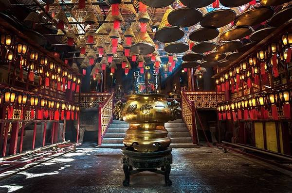 Khi đã vui chơi thỏa thích, hãy trở lại Mui Wo và đi phà về lại đảo Hong Kong. Bạn sẽ có cơ hội tận mắt chứng kiến vẻ đẹp của chùa Man Mo về đêm. Nếu không đến đảo Hong Kong, bạn có thể tới ga Tung Chung và đi tàu cao tốc về lại Kowloon. Ảnh: Strippedpixel. Khi đã vui chơi thỏa thích, hãy trở lại Mui Wo và đi phà về lại đảo Hong Kong. Bạn sẽ có cơ hội tận mắt chứng kiến vẻ đẹp của chùa Man Mo về đêm. Nếu không đến đảo Hong Kong, bạn có thể tới ga Tung Chung và đi tàu cao tốc về lại Kowloon. Ảnh: Strippedpixel.