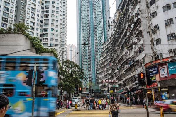 Ngày 2 Những điều kỳ thú trên đảo Hong Kong: Từ Kowloon, bạn hãy tới bến phà Star Ferry để đến Central Pier thuộc đảo Hong Kong. Chuyến đi sẽ đem đến cho bạn những cái nhìn thú vị hơn về cuộc sống của người dân nơi này và khi đến nơi, bạn sẽ cảm thấy thích thú với các tòa cao ốc hiện đại như tòa nhà Legislative Council hay chút gì đó xưa cũ hơn ở Former French. Ảnh: weblogtheworld. Ngày 2 Những điều kỳ thú trên đảo Hong Kong: Từ Kowloon, bạn hãy tới bến phà Star Ferry để đến Central Pier thuộc đảo Hong Kong. Chuyến đi sẽ đem đến cho bạn những cái nhìn thú vị hơn về cuộc sống của người dân nơi này và khi đến nơi, bạn sẽ cảm thấy thích thú với các tòa cao ốc hiện đại như tòa nhà Legislative Council hay chút gì đó xưa cũ hơn ở Former French. Ảnh: weblogtheworld.