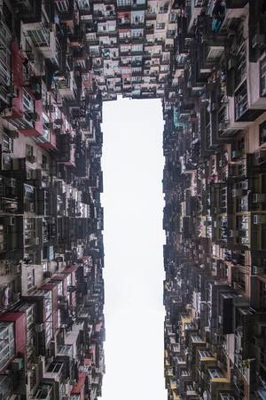 Nhà cao ốc là điểm nhấn đặc biệt của đảo Hong Kong. Sau khi đã thoả thích khám phá trung tâm hành chính và thương mại, hãy đi tàu siêu tốc đến Tai Koo và từ đây, bạn sẽ có cơ hội chiêm ngưỡng tòa nhà biểu tượng của cả Hong Kong với tên gọi Yick Fat. Sau đó bạn hãy đi tàu điện ngầm đến Tin Hau và Lai Tak Tsuen để ngắm nhìn tiếp vẻ đẹp của chúng. Ảnh: weblogtheworld. Nhà cao ốc là điểm nhấn đặc biệt của đảo Hong Kong. Sau khi đã thoả thích khám phá trung tâm hành chính và thương mại, hãy đi tàu siêu tốc đến Tai Koo và từ đây, bạn sẽ có cơ hội chiêm ngưỡng tòa nhà biểu tượng của cả Hong Kong với tên gọi Yick Fat. Sau đó bạn hãy đi tàu điện ngầm đến Tin Hau và Lai Tak Tsuen để ngắm nhìn tiếp vẻ đẹp của chúng. Ảnh: weblogtheworld.