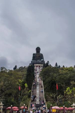 Ngày 3 Lantau và bức tượng Phật khổng lồ: Trở lại bến phà Star Ferry nhưng không phải để bạn đi đến đảo Hong Kong mà là từ Mui Wo đến đảo Lantau. Sau 30 phút đi phà, bạn sẽ phải đi xe buýt thêm 30 phút nữa để đến Ngong Ping và ở đây bạn sẽ thấy bức tượng Phật khổng lồ cùng với Thiền viện Polin. Đây đều là những địa danh linh thiêng mà bạn nên đến khi du lịch tại Hong Kong. Ảnh: weblogtheworld. Ngày 3 Lantau và bức tượng Phật khổng lồ: Trở lại bến phà Star Ferry nhưng không phải để bạn đi đến đảo Hong Kong mà là từ Mui Wo đến đảo Lantau. Sau 30 phút đi phà, bạn sẽ phải đi xe buýt thêm 30 phút nữa để đến Ngong Ping và ở đây bạn sẽ thấy bức tượng Phật khổng lồ cùng với Thiền viện Polin. Đây đều là những địa danh linh thiêng mà bạn nên đến khi du lịch tại Hong Kong. Ảnh: weblogtheworld.