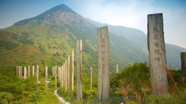 Khu vực này khá đông đúc do có tới hàng ngàn lượt khách đến mỗi ngày, đặc biệt là vào cuối tuần. Thiền viện cũng là địa điểm khá hấp dẫn với Con đường Thông thái. Ảnh: Po Lin Monastery. Khu vực này khá đông đúc do có tới hàng ngàn lượt khách đến mỗi ngày, đặc biệt là vào cuối tuần. Thiền viện cũng là địa điểm khá hấp dẫn với Con đường Thông thái. Ảnh: Po Lin Monastery.