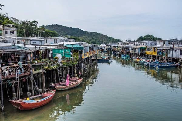 Sau khi dùng bữa tại nhà hàng chay trong thiền viện, bạn hãy bắt xe buýt số 21 đến Tai O, một làng chài truyền thống. Vì nơi đây luôn chật ních du khách, cư dân đã hoàn thiện một hệ thống xe cáp Ngong Ping 360 và nếu đi bộ, sẽ chỉ mất vài phút để đến nơi. Ảnh: weblogtheworld. Sau khi dùng bữa tại nhà hàng chay trong thiền viện, bạn hãy bắt xe buýt số 21 đến Tai O, một làng chài truyền thống. Vì nơi đây luôn chật ních du khách, cư dân đã hoàn thiện một hệ thống xe cáp Ngong Ping 360 và nếu đi bộ, sẽ chỉ mất vài phút để đến nơi. Ảnh: weblogtheworld.