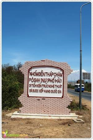 Bảng chỉ dẫn lối vào tháp. Ảnh: Phanthietvn.com Bảng chỉ dẫn lối vào tháp. Ảnh: Phanthietvn.com