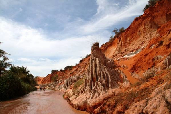 Bạn có thể đi chân trần khám phá dòng nước đỏ bùn của suối Tiên với hai bên là những mảng đá vôi đầy màu sắc và cây cối xanh tươi. Ảnh: dulichbinhthuan.com.vn Bạn có thể đi chân trần khám phá dòng nước đỏ bùn của suối Tiên với hai bên là những mảng đá vôi đầy màu sắc và cây cối xanh tươi. Ảnh: dulichbinhthuan.com.vn
