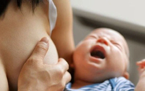 Bé có thể bỏ bú khi mắc bệnh viêm mũi họng