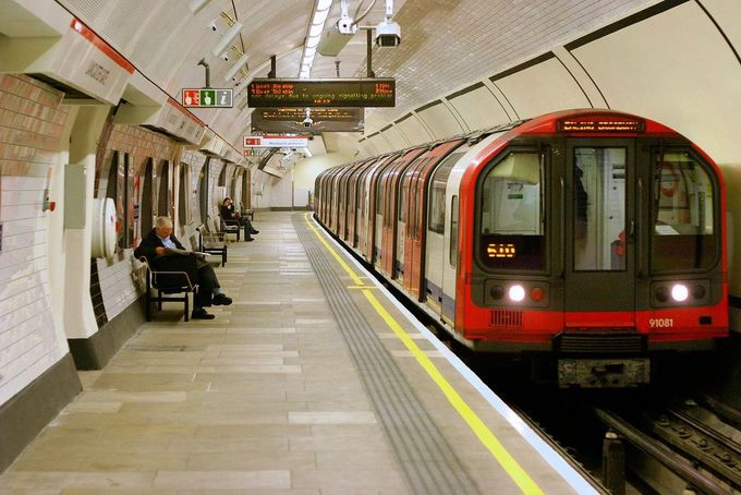 Will Martin, cây bút của Business Insider, cảm thấy khá tự hào với hệ thống tàu điện ngầm tại London (tàu điện ngầm có tên gọi tắt là MTR) khi xem bài viết của đồng nghiệp đến từ New York, Mỹ về MTR của thành phố sương mù. Hồi tháng 11 năm ngoái, Will đã tới New York và có những trải nghiệm không mấy tốt đẹp như trễ giờ, tàu dừng vô cớ giữa đường hay nhìn thấy chất thải trên ga... Will cảm thấy hệ thống MTR tại New York cần học hỏi thêm từ London, song niềm tin này hoàn toàn thay đổi khi Will đến Hong Kong đầu năm 2018. Anh sử dụng MTR thường xuyên trong thời gian ở Hong Kong để thăm thú thành phố hay thậm chí đi xa hơn. Ảnh: Shutter. Will Martin, cây bút của Business Insider, cảm thấy khá tự hào với hệ thống tàu điện ngầm tại London (tàu điện ngầm có tên gọi tắt là MTR) khi xem bài viết của đồng nghiệp đến từ New York, Mỹ về MTR của thành phố sương mù. Hồi tháng 11 năm ngoái, Will đã tới New York và có những trải nghiệm không mấy tốt đẹp như trễ giờ, tàu dừng vô cớ giữa đường hay nhìn thấy chất thải trên ga... Will cảm thấy hệ thống MTR tại New York cần học hỏi thêm từ London, song niềm tin này hoàn toàn thay đổi khi Will đến Hong Kong đầu năm 2018. Anh sử dụng MTR thường xuyên trong thời gian ở Hong Kong để thăm thú thành phố hay thậm chí đi xa hơn. Ảnh: Shutter.