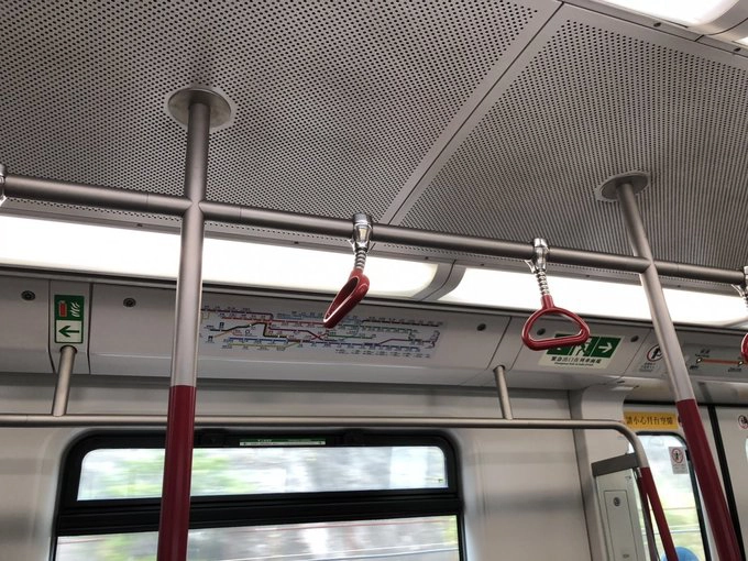 Will cho rằng hành khách đi MTR tại London thường gặp khó khăn khi phải tìm chỗ bám lúc đi tàu vào giờ cao điểm. Tại Hong Kong, anh không phải lo lắng điều này. Will cho rằng hành khách đi MTR tại London thường gặp khó khăn khi phải tìm chỗ bám lúc đi tàu vào giờ cao điểm. Tại Hong Kong, anh không phải lo lắng điều này.