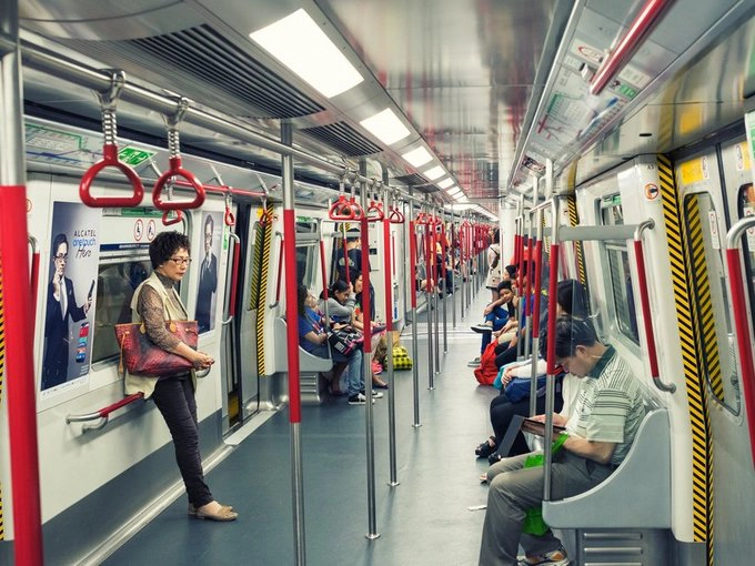 Dù chỉ đi hai chuyến mỗi ngày trong kỳ nghỉ 4 ngày tại Hong Kong, Will có thể tự tin nói rằng anh khá hiểu hệ thống MTR của thành phố này. Ấn tượng trong anh là "thân thiện, sạch sẽ, thiết kế thông minh và đúng giờ". Will cho rằng đây là hình mẫu nhiều thành phố khác trên thế giới cần tham khảo khi xây dựng hay nâng cấp hệ thống MTR. "Hệ thống tàu điện ngầm London dù tốt nhưng cũng đã hơn 100 tuổi. Nó thật phức tạp, thường xuyên trong tình trạng bẩn thỉu và không còn phù hợp với cuộc sống ở thế kỷ 21. Tôi hy vọng dự án đầu tư mới vào hệ thống MTR tại thành phố sương mù sẽ giải quyết được nhiều vấn đề hiện tại, nhưng cho tới lúc đó tôi vẫn thích đi MTR ở Hong Kong hơn". Dù chỉ đi hai chuyến mỗi ngày trong kỳ nghỉ 4 ngày tại Hong Kong, Will có thể tự tin nói rằng anh khá hiểu hệ thống MTR của thành phố này. Ấn tượng trong anh là "thân thiện, sạch sẽ, thiết kế thông minh và đúng giờ". Will cho rằng đây là hình mẫu nhiều thành phố khác trên thế giới cần tham khảo khi xây dựng hay nâng cấp hệ thống MTR. "Hệ thống tàu điện ngầm London dù tốt nhưng cũng đã hơn 100 tuổi. Nó thật phức tạp, thường xuyên trong tình trạng bẩn thỉu và không còn phù hợp với cuộc sống ở thế kỷ 21. Tôi hy vọng dự án đầu tư mới vào hệ thống MTR tại thành phố sương mù sẽ giải quyết được nhiều vấn đề hiện tại, nhưng cho tới lúc đó tôi vẫn thích đi MTR ở Hong Kong hơn".