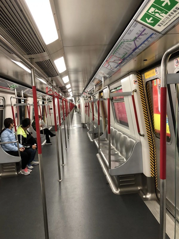 Với Will, hệ thống MTR của Hong Kong giúp hành khách dễ dàng sử dụng và đem đến cảm giác dễ chịu nhất anh từng trải qua khi di chuyển bằng phương tiện công cộng. Dù sáng, trưa, tối, thậm chí vào giờ cao điểm hay sau đêm giao thừa, Will không bao giờ thấy một vết bẩn nhỏ trên tàu. Điều này khiến niềm tự hào về MTR London trong Will như tan biến. Với Will, hệ thống MTR của Hong Kong giúp hành khách dễ dàng sử dụng và đem đến cảm giác dễ chịu nhất anh từng trải qua khi di chuyển bằng phương tiện công cộng. Dù sáng, trưa, tối, thậm chí vào giờ cao điểm hay sau đêm giao thừa, Will không bao giờ thấy một vết bẩn nhỏ trên tàu. Điều này khiến niềm tự hào về MTR London trong Will như tan biến.