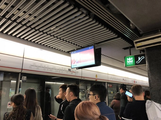 Nhờ hệ thống chỉ dẫn khoa học của MTR, Will chưa bao giờ đi lạc khi anh ở Hong Kong. Nhờ hệ thống chỉ dẫn khoa học của MTR, Will chưa bao giờ đi lạc khi anh ở Hong Kong.