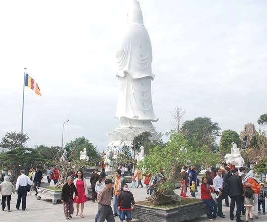 Du khách tham quan tại chùa Linh Ứng (Sơn Trà, Đà Nẵng). khachdulichdovedanang-ivivu-1