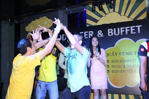 khach-hang-tham-gia-Foody Beer & Buffet -rinh-phan-thuong-gia-tri-tu-iVIVU.com 18