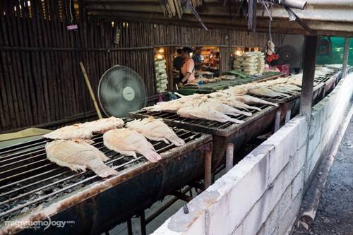 Pla pao - cá nướng muối ở chợ nổi Khlong Lat Mayom. Ảnh: migrationology